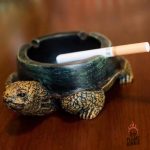 Accessoire de décoration : cendrier en forme de tortue