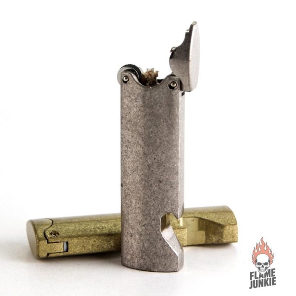 strip-metal-windbreak-kerosene-lighter-bring-bottle-opene-69du10-1 Briquet Vintage X au design élégant et rétro